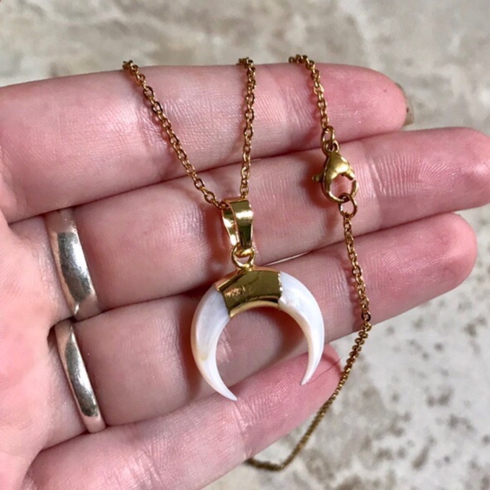 Oceania pearl crescent horn necklace